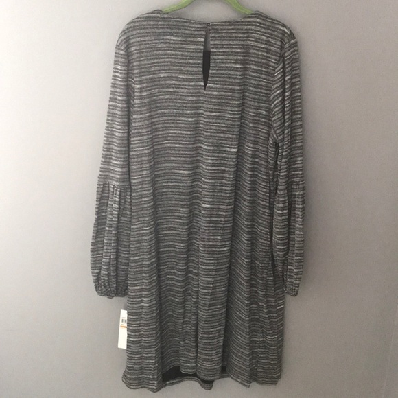 London Time Curve Dress with bell sleeves - Picture 3 of 4